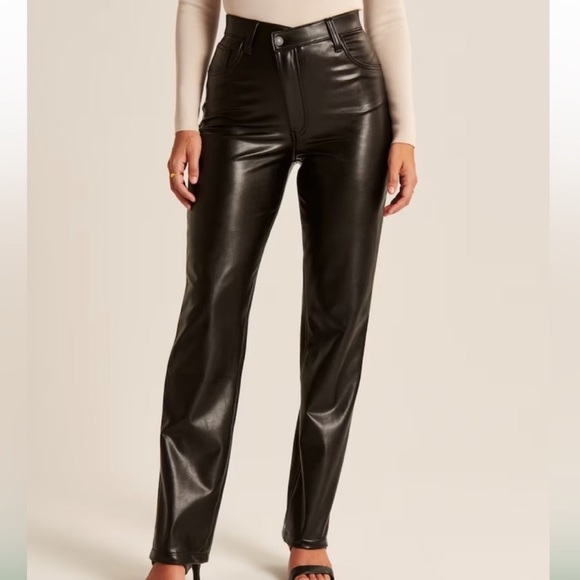 Abercrombie & Fitch Curve Love 90s Straight Vegan Leather Pants - Picture 3 of 9